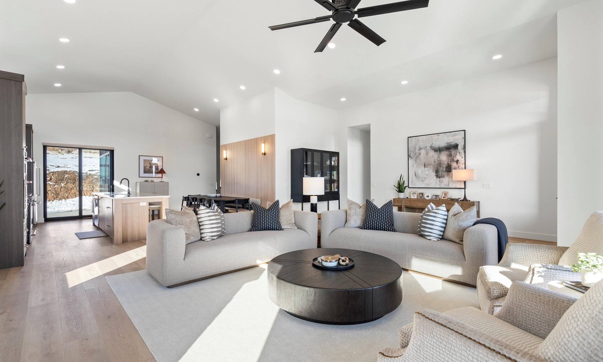 Eden House | New Custom Spacious 7-bedroom House with Lake and Mountain Views