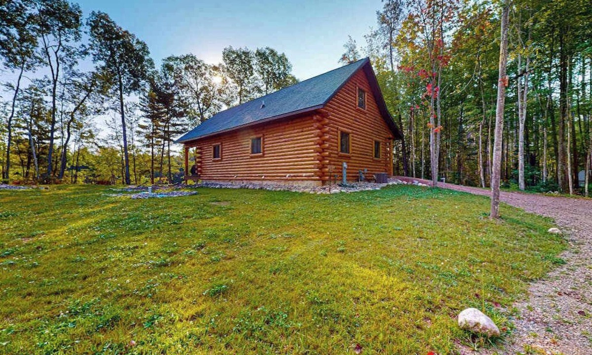 Tomahawk House | New dog-friendly cabin with river views, grill, modern interior, W/D, and AC