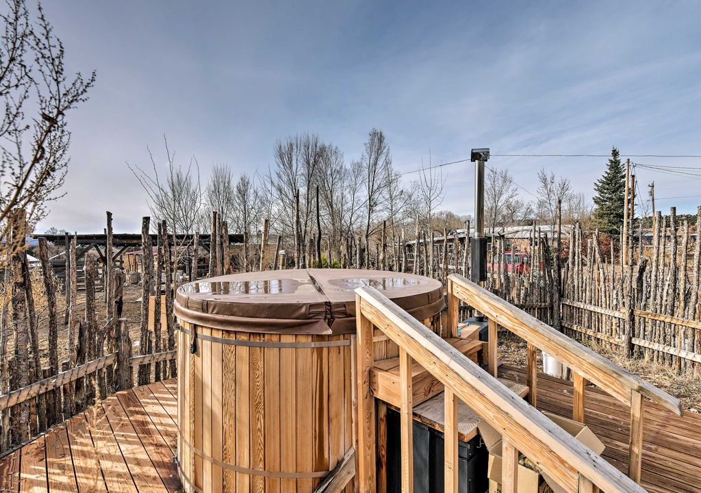 San Cristobal Apartment | NEW! Dog-Friendly Eco Cabin - 20 Mi to Taos Ski!