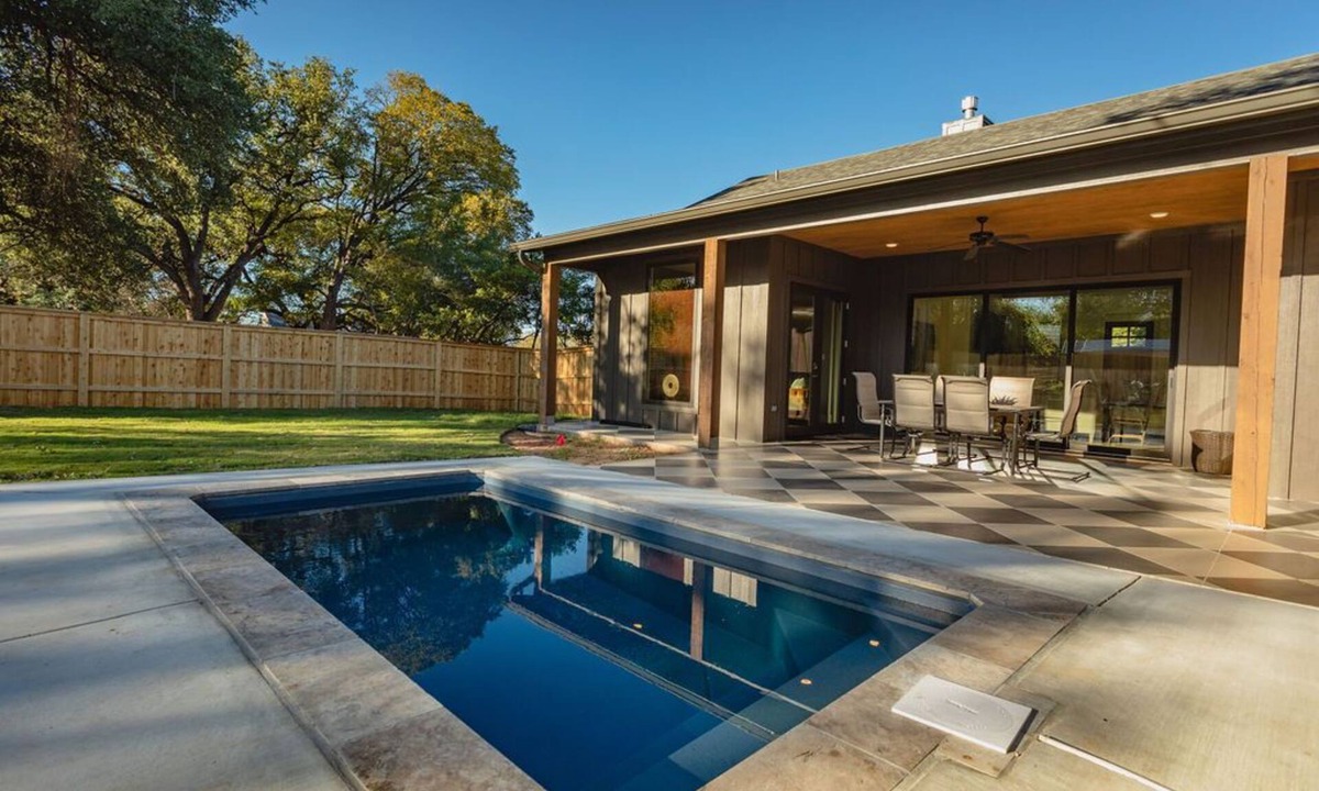 Waco House | New & Downtown! The Bear Claw