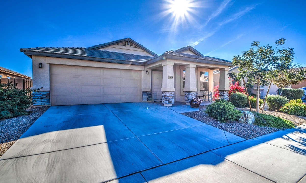 Sundance House | NEW! Executive Bungalow in West Valley Sleeps 8, weekly/monthly rates available