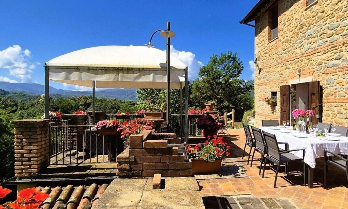 Pieve Fosciana Villa | NEW! Farmhouse & barn, private pool, mountain views, flexible changeover.