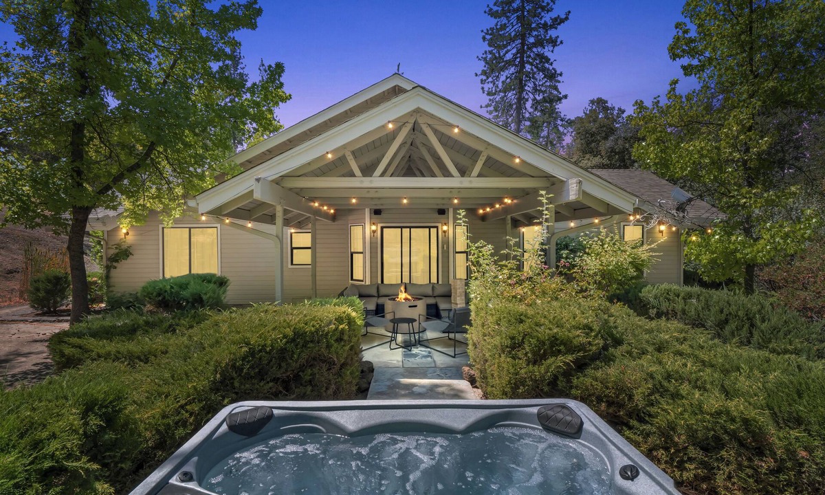 Ahwahnee House | NEW - Fire pit - Game room - Sleeps 14 - 40 acres