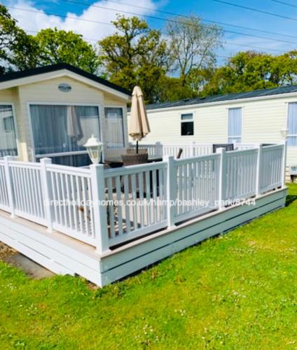 Tiptoe Resort | NEW FOREST Hoburne Bashley Holiday Park, Spacious Caravan Sycamore 201 Sleeps 6
