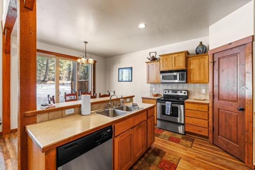 McCall House | New - Golfers View - on Golf Course - Close to park and lake
