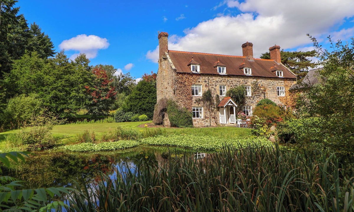 Acrefair Cottage | NEW HALL, pet friendly, luxury holiday cottage in Chirk