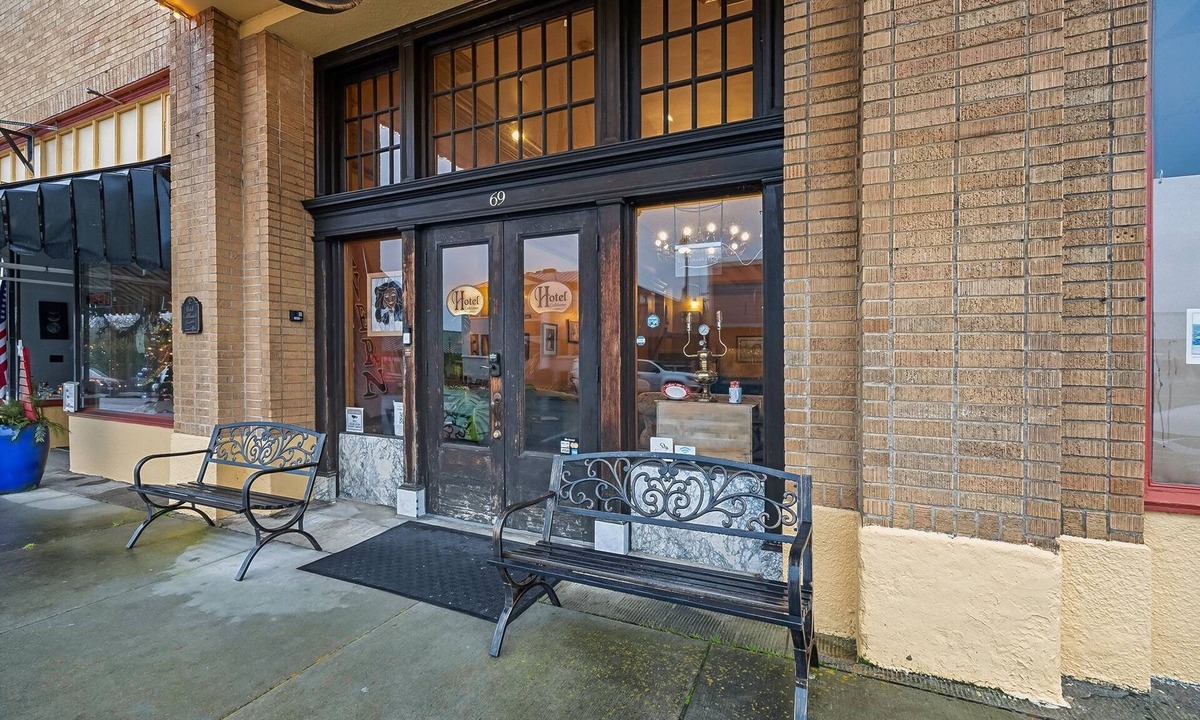 Cathlamet House | NEW! Hotel Cathlamet Room 214 - Main St Queen
