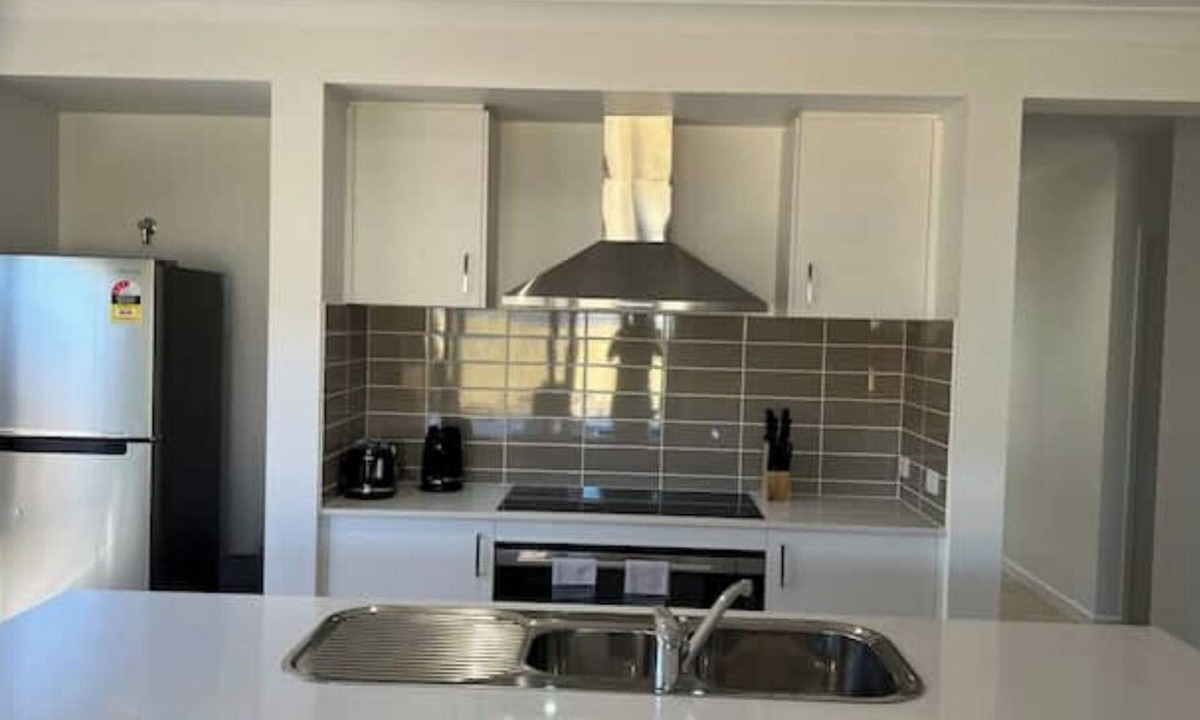 Flagstone House | New house(Master with ensuite and A/C)2 Bath