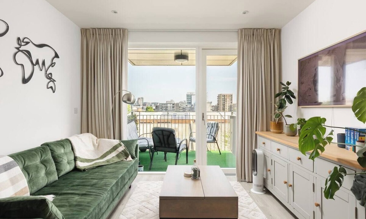 Limehouse Apartment | New! Inviting 1BR by Canary Wharf w/Balcony & Gym