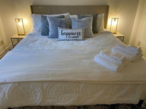 Commerce Apartment | NEW King Beds 86 inch RokuTV and Massage at the Comfort Haven