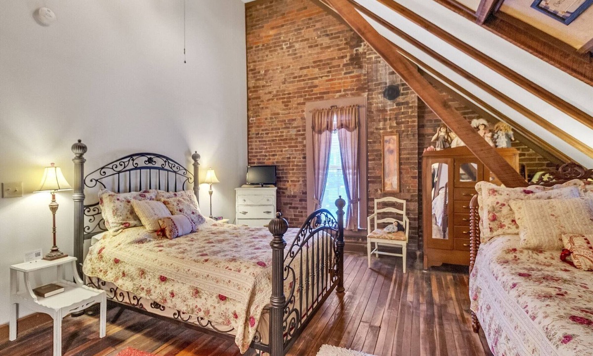 Glasgow Bed & Breakfast | NEW LISTING! Dickinson Room by Main Street Bed & Breakfast