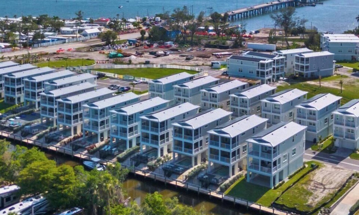 Cortez House | ⚓New Listing Discounts! Canal Home-Heated Pool, Game Room, Tesla Charger, & More⚓