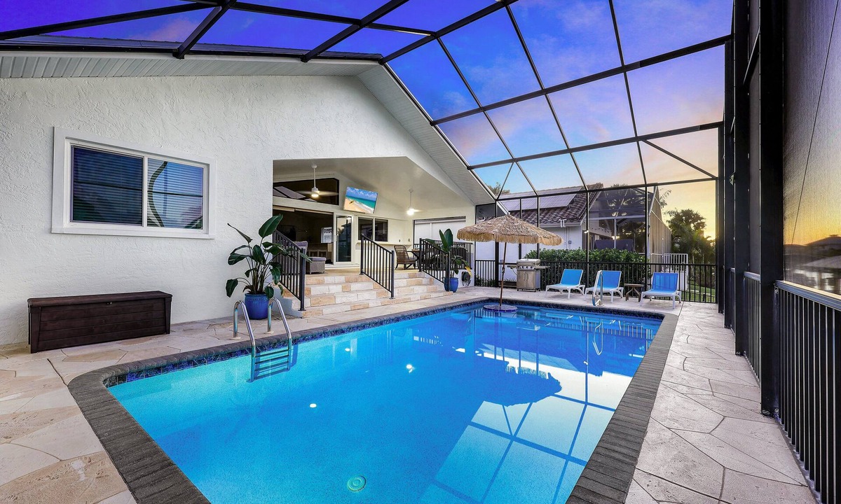 Connors House | New Listing! Dockside Dream-3 Premium Kings! Heated Salt Pool, On the Water, Walk to the Beach!