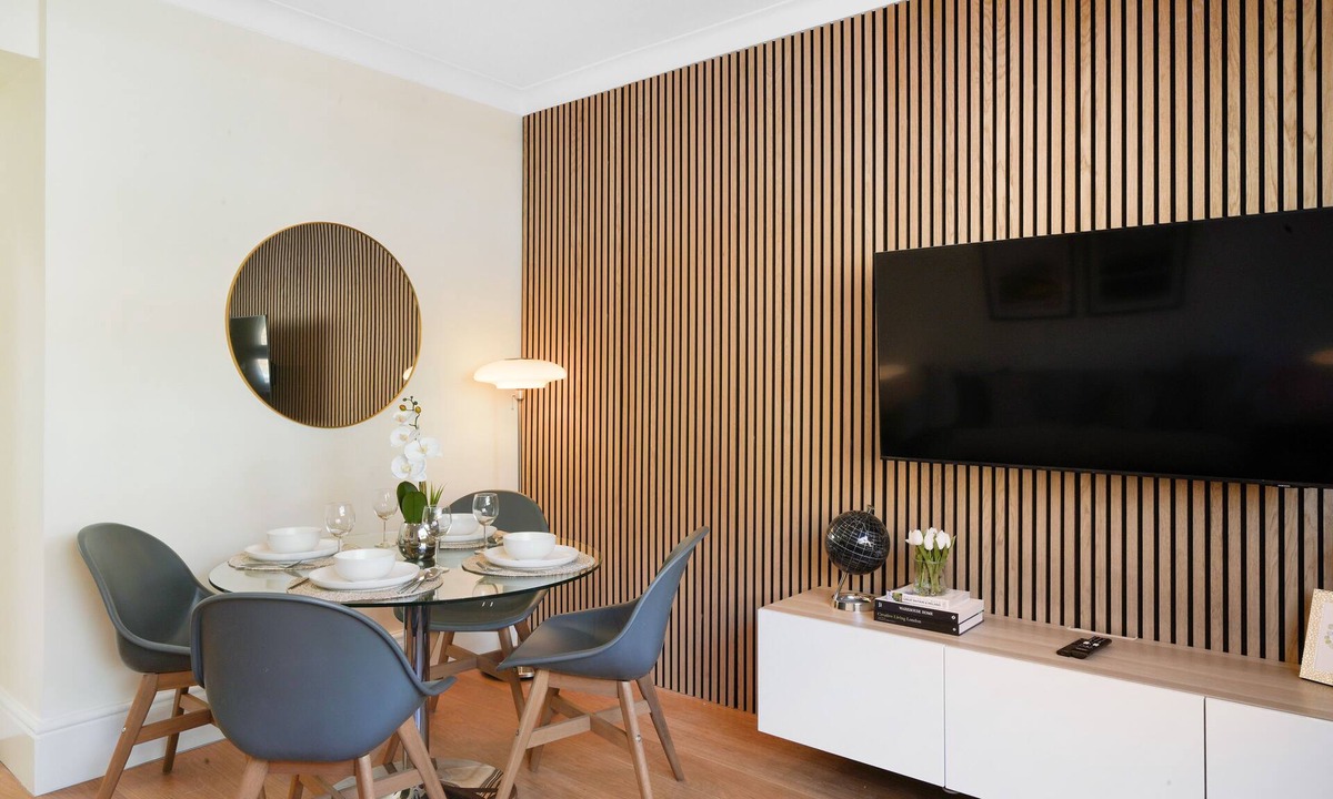South Kensington Apartment | NEW LISTING! Fantastic location for discovering London
