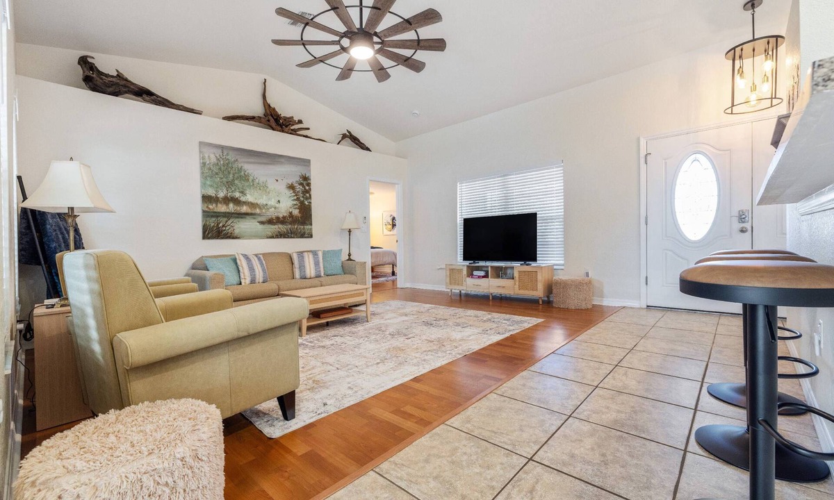 Spring Hill House | New Listing! Gorgeous 3BR/2BA Home w/Swim & Spa, FirePit, Grill, close to Weeki Wachee/Pine Island