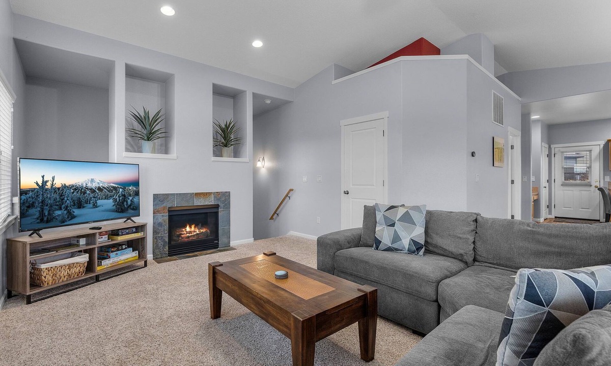 Boyd Acres House | New Listing! Mountain Views ~ Dog Friendly ~ Fireplace ~ Fenced Yard!