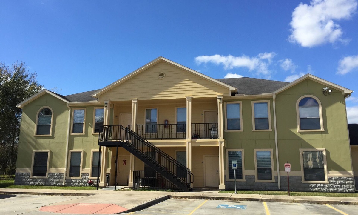 Spring Branch Central Condo | New Listing! Newly furnished condo, I-10 West/Beltway 8, 4 bedrm 2 bath, 77080