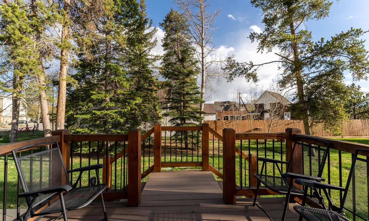 Dillon House | *New Listing* Pet Friendly, 4 Private Decks + Yard, Mountain Views
