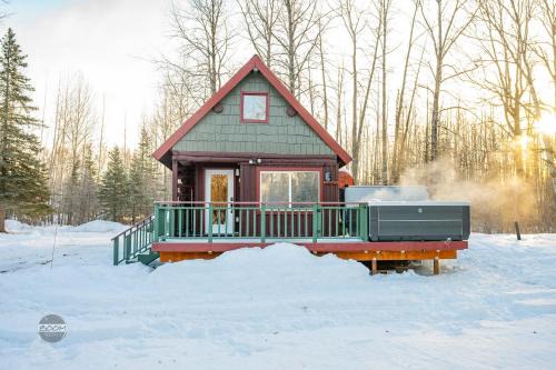 Fishhook House | New Listing - River Front Cabin with Hot Tub near Hatcher Pass