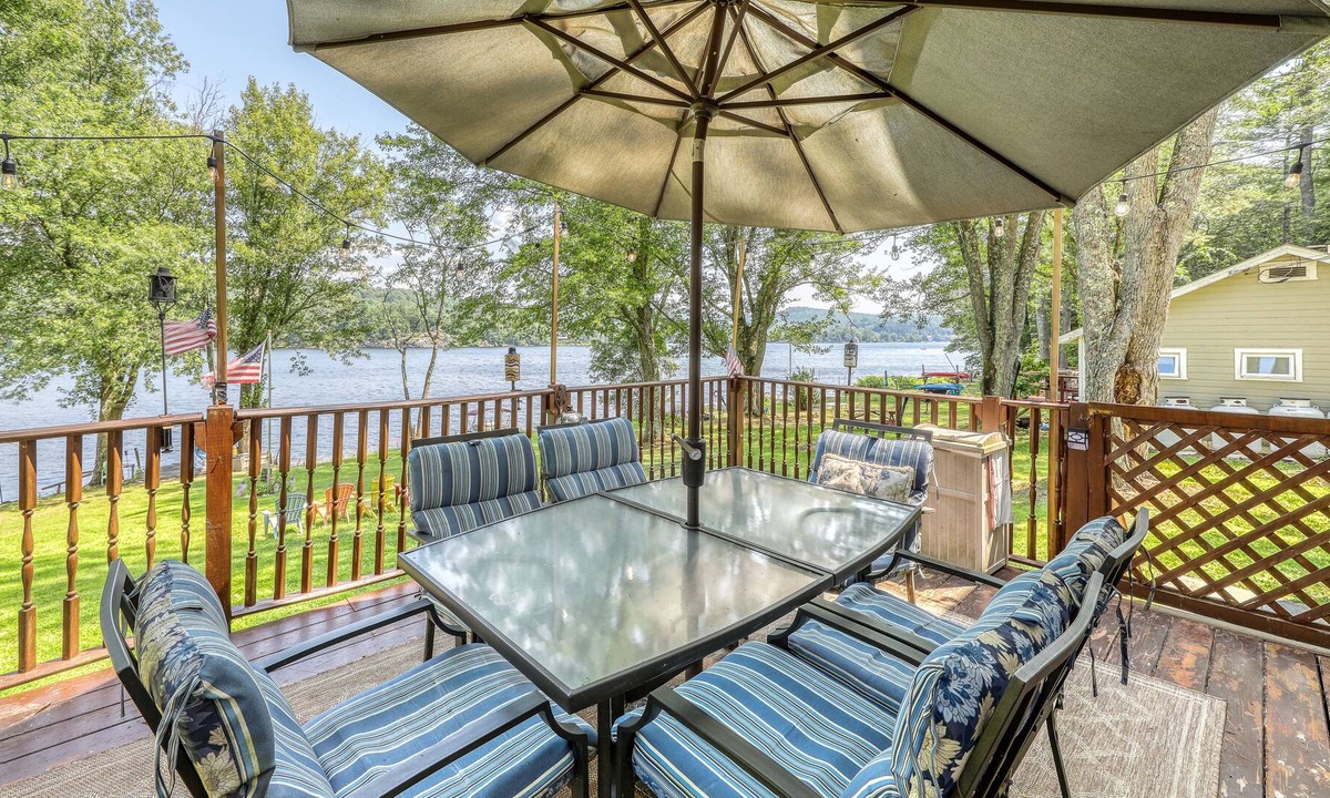 Castleton House | New listing! Waterfront, dog-friendly home w/ a full kitchen & beach access!