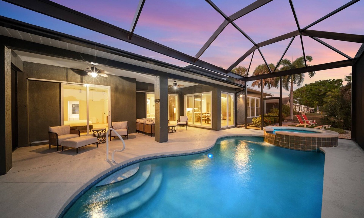 Central Naples House | New! Longboat Oasis-2 Ensuite's Heated Saltwater Pool and Spa!