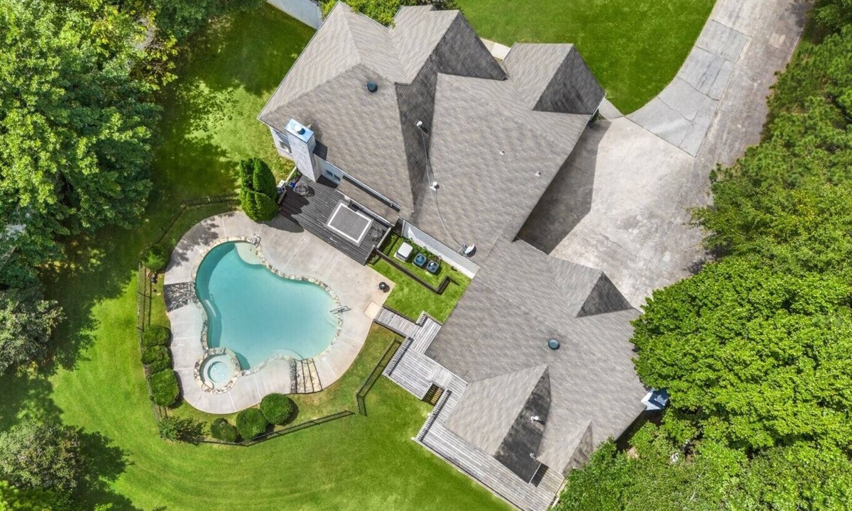 Inman House | New! Lux Mansion, 5 BR 4 BA, Heated Pool, Sleeps 12+