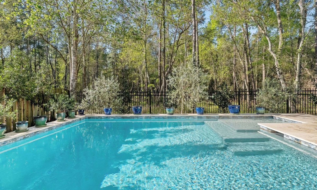 Alden Bridge House | New Luxe 5BR/4.5BA Pool Villa in The Woodlands