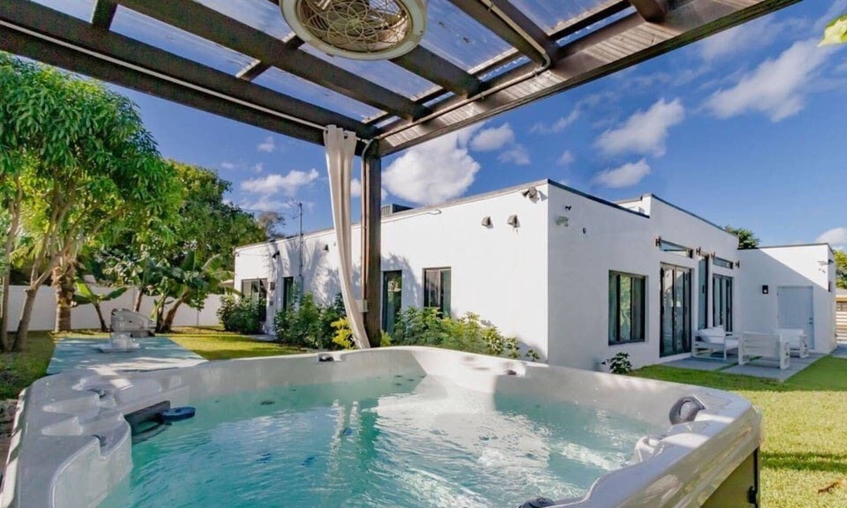 Golden Glades Villa | NEW Luxe Villa | Modern Decoration w/Hot Tub