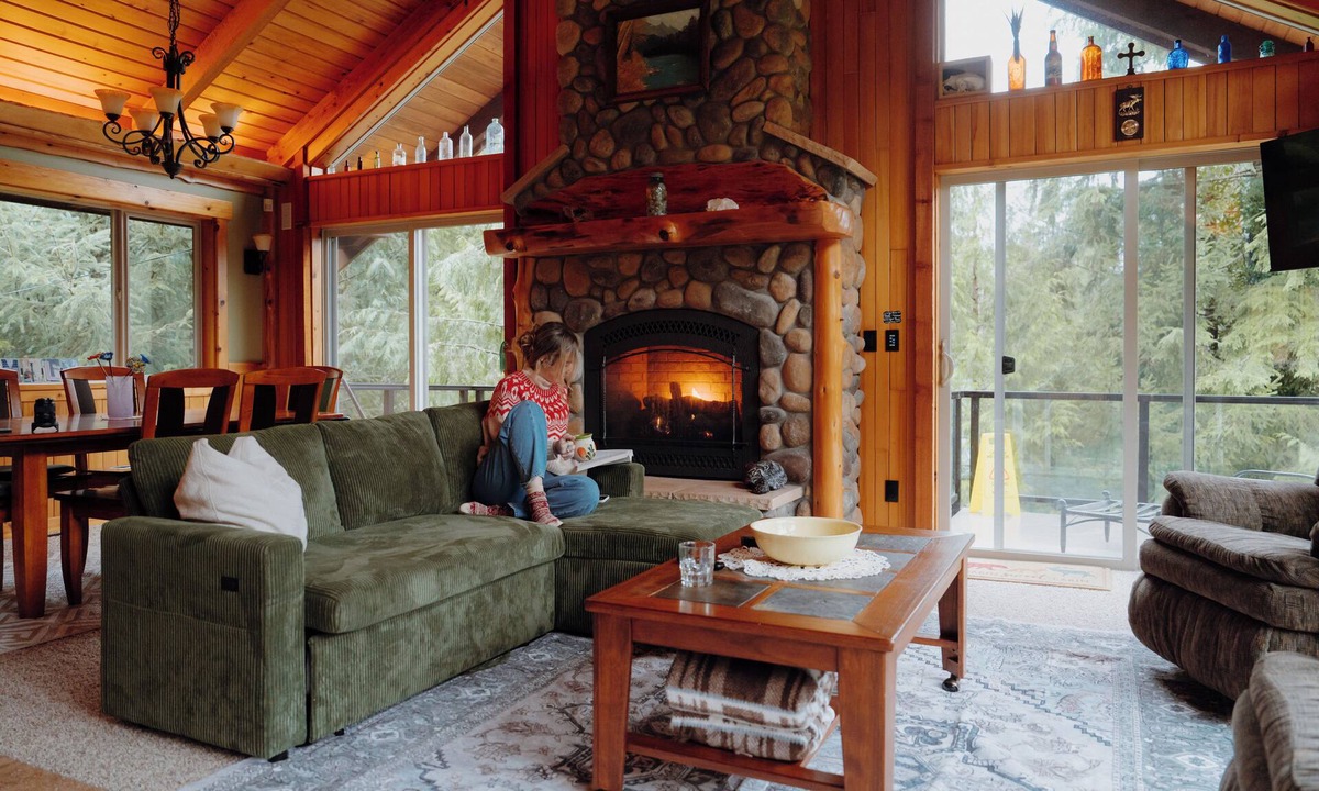 Gold Bar Cabin | NEW! Luxurious custom log home w/river views- perfect romantic getaway!