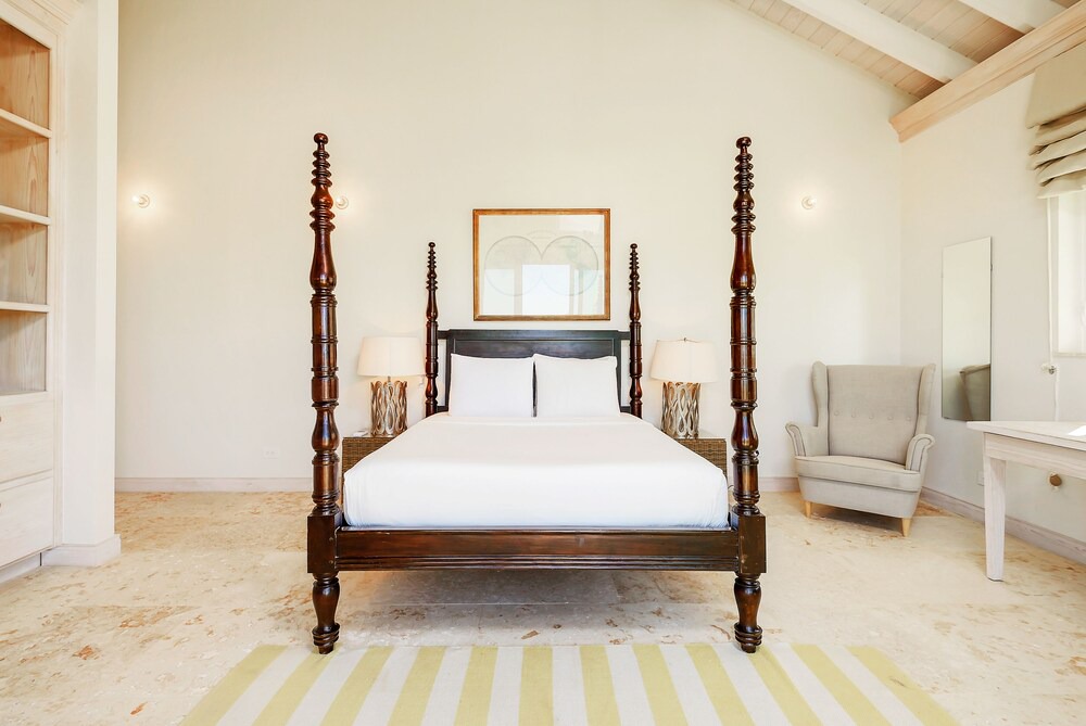 North Palmetto Point House | New Luxury Beachfront Villa with Private Pool, Resort Privileges