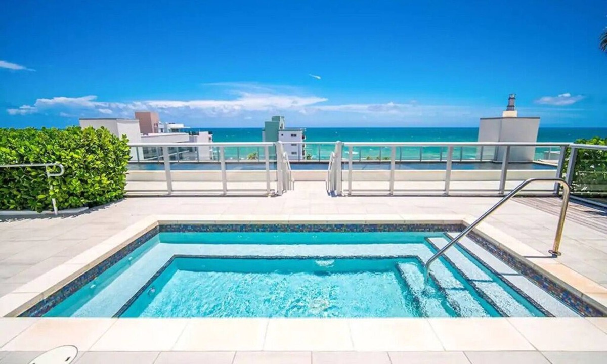 Hollywood Lakes Condo | New Luxury Beachfront Condo with Rooftop Pool
