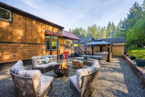 Beaver Apartment | New Luxury Tiny home with Covered hot tub and fire pit