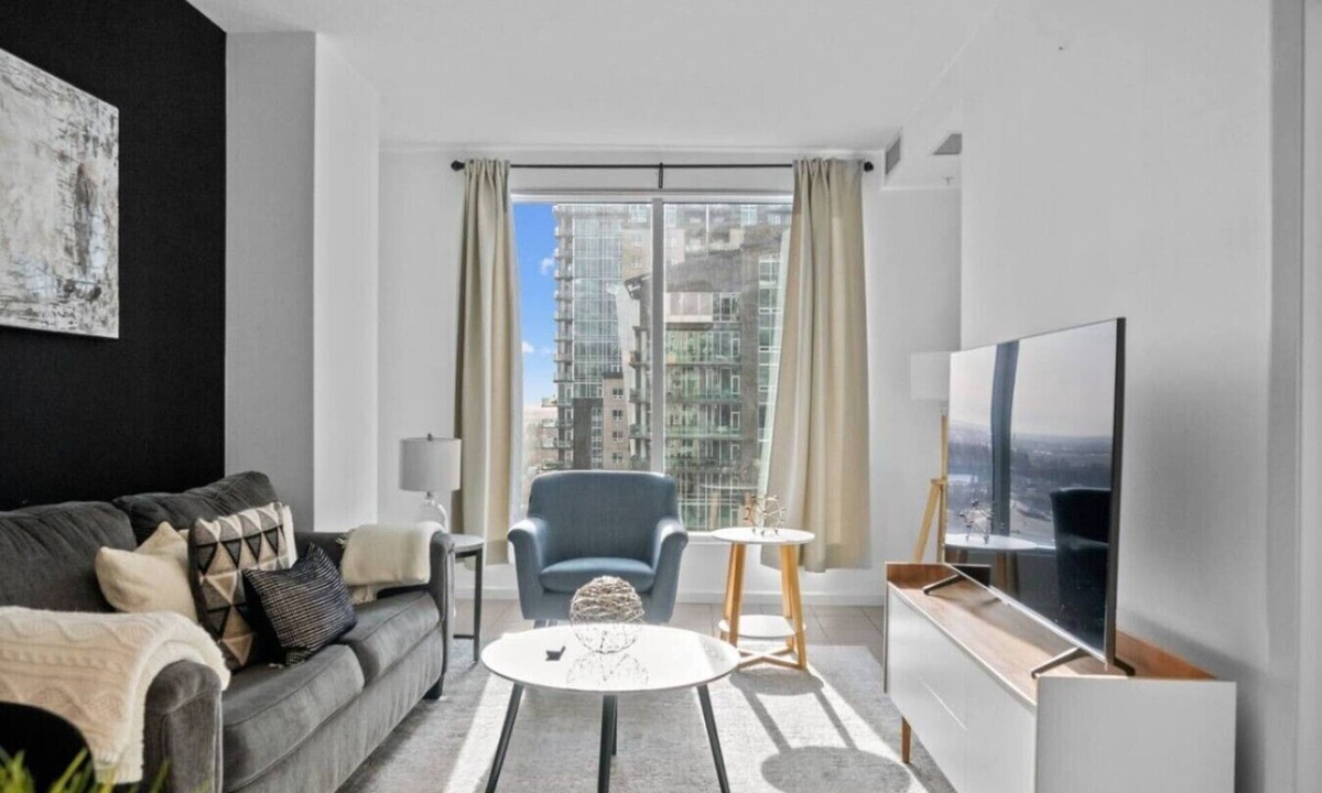 Victoria Park Apartment | NEW! | Mins to Saddledome | AC | UG Prk