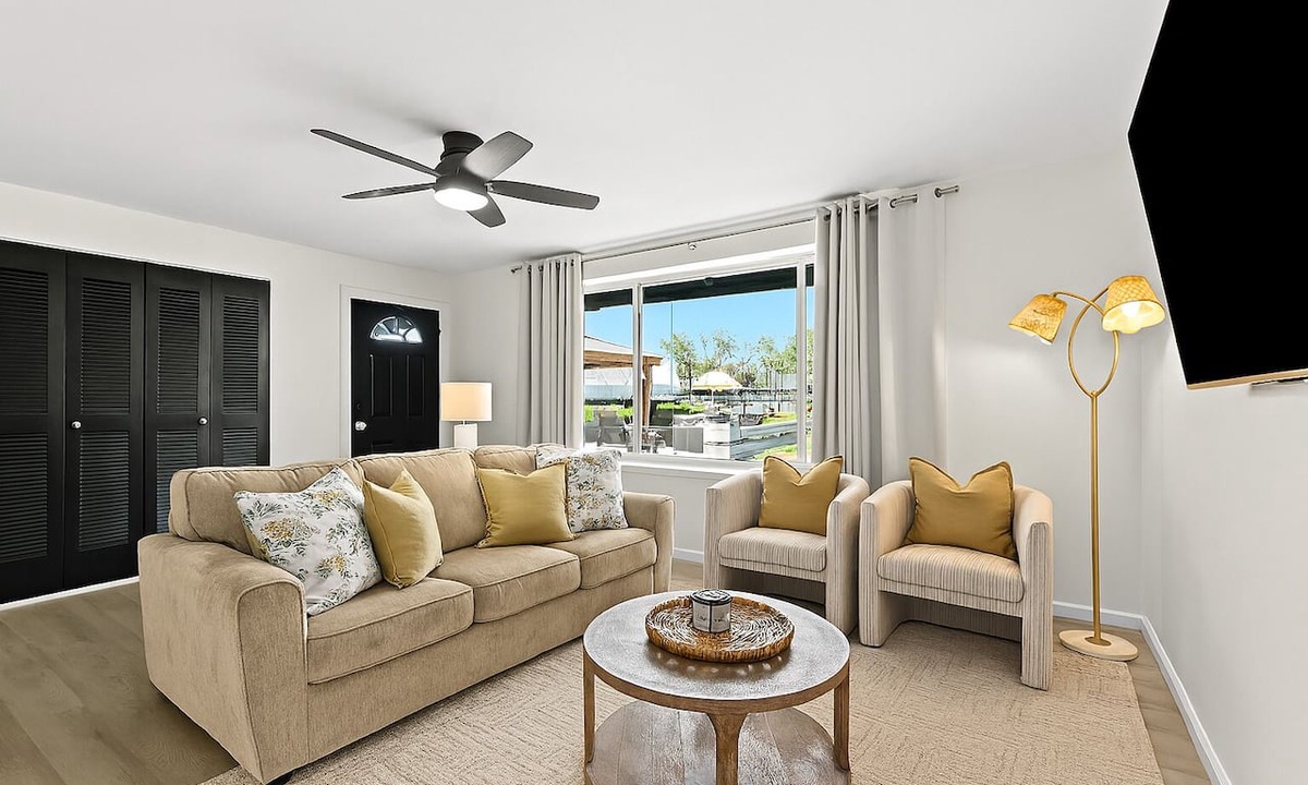 Royal Oak Apartment | New! Modern 2BR by Downtown Royal Oak | King Beds