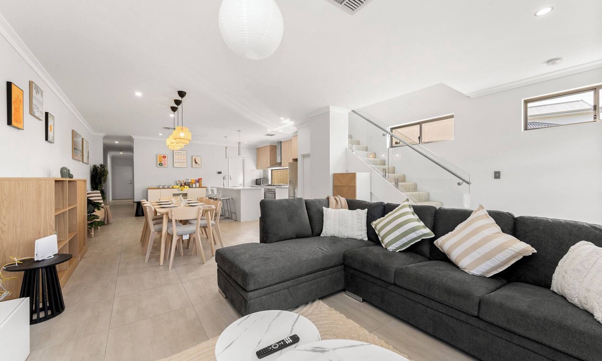 Piara Waters House | NEW! Modern 4BR Family Stay near Parks & Shops