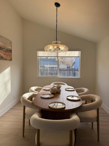 Mira Loma House | New! Modern 4BR max 12 ppl, 5 mins to everything!