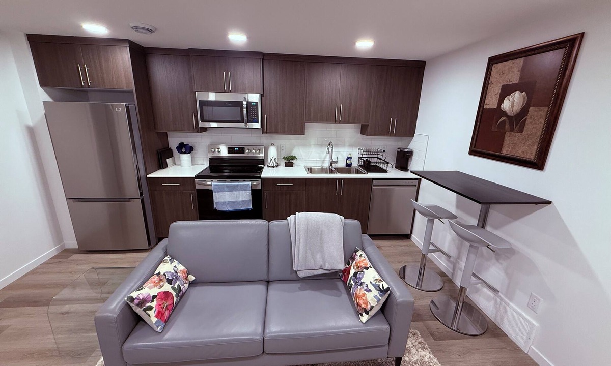 Northwest Edmonton House | New & Modern Cozy Suite with Full Kitchen