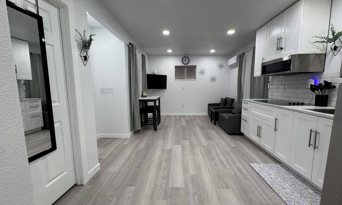 Hillsboro House | New & Modern, Private Fenced & Gated, Pet Friendly