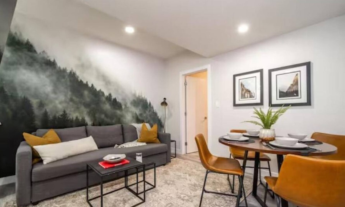Whyte ave House | NEW - Mountain Chic Escape - Whyte Ave - Netflix - Clean!