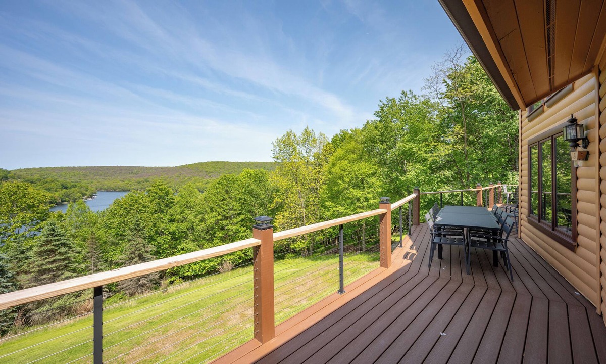 Mountainside House | New! Mountain-Chic Retreat Overlooking the Lake