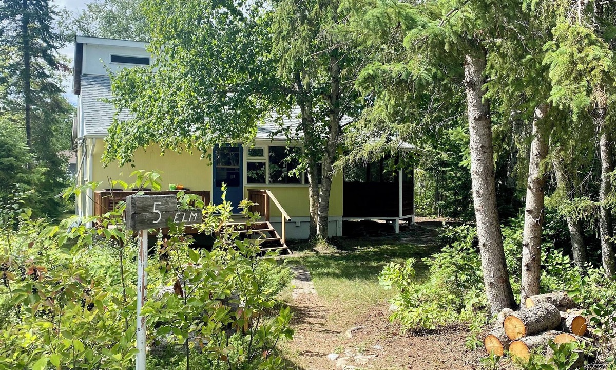Victoria Beach Cabin | NEW NIRVANA RENTALS LISTING-Classic Cottage Charm- 3 bedroom