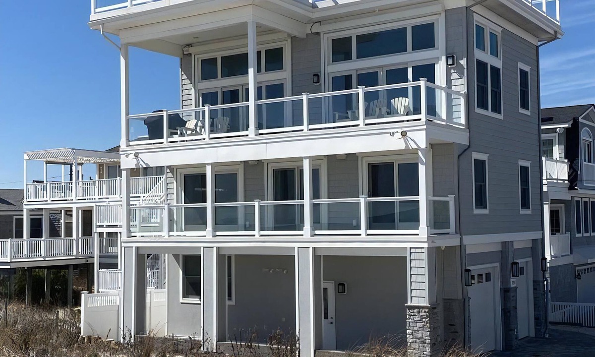North Beach Haven House | New Oceanfront in Peahala Park . Sleeps 11 .