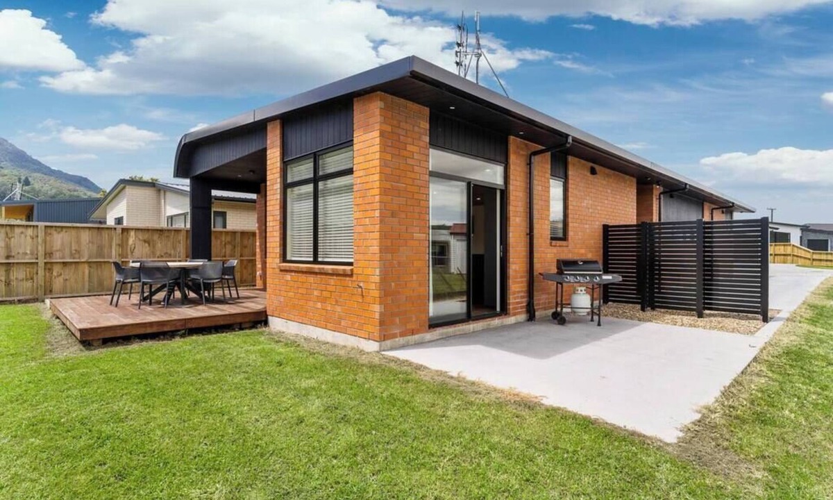 Te Aroha House | New, purpose built, executive holiday home, centre of town.