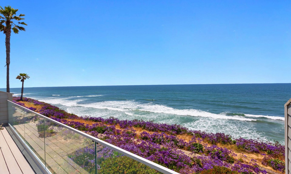 Leucadia House | NEW RENO OCEAN FRONT -AC, direct beach access, heated pool, hot tub, pickle ball