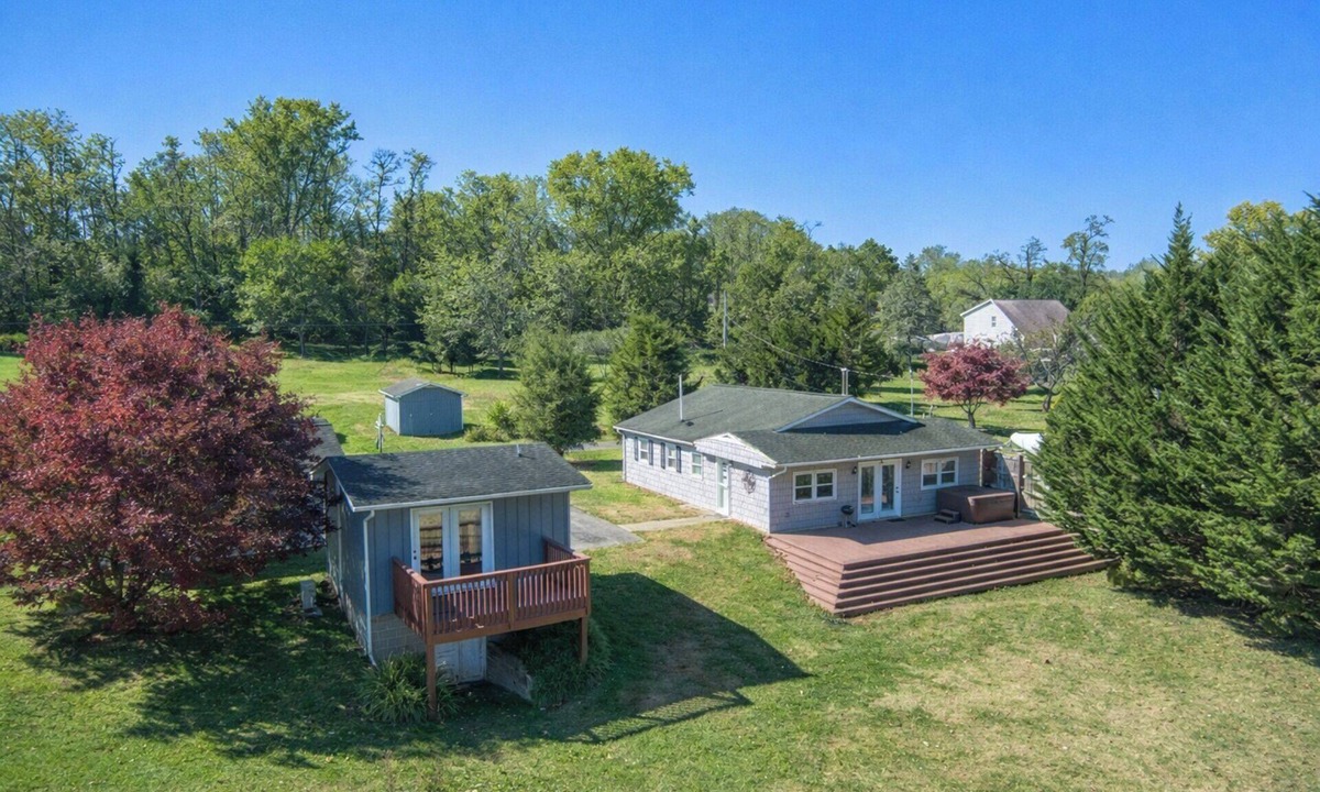 Belspring House | New River Riverfront | Hot Tub + Kayaks | Trophy Muskie Fishing | Near VT