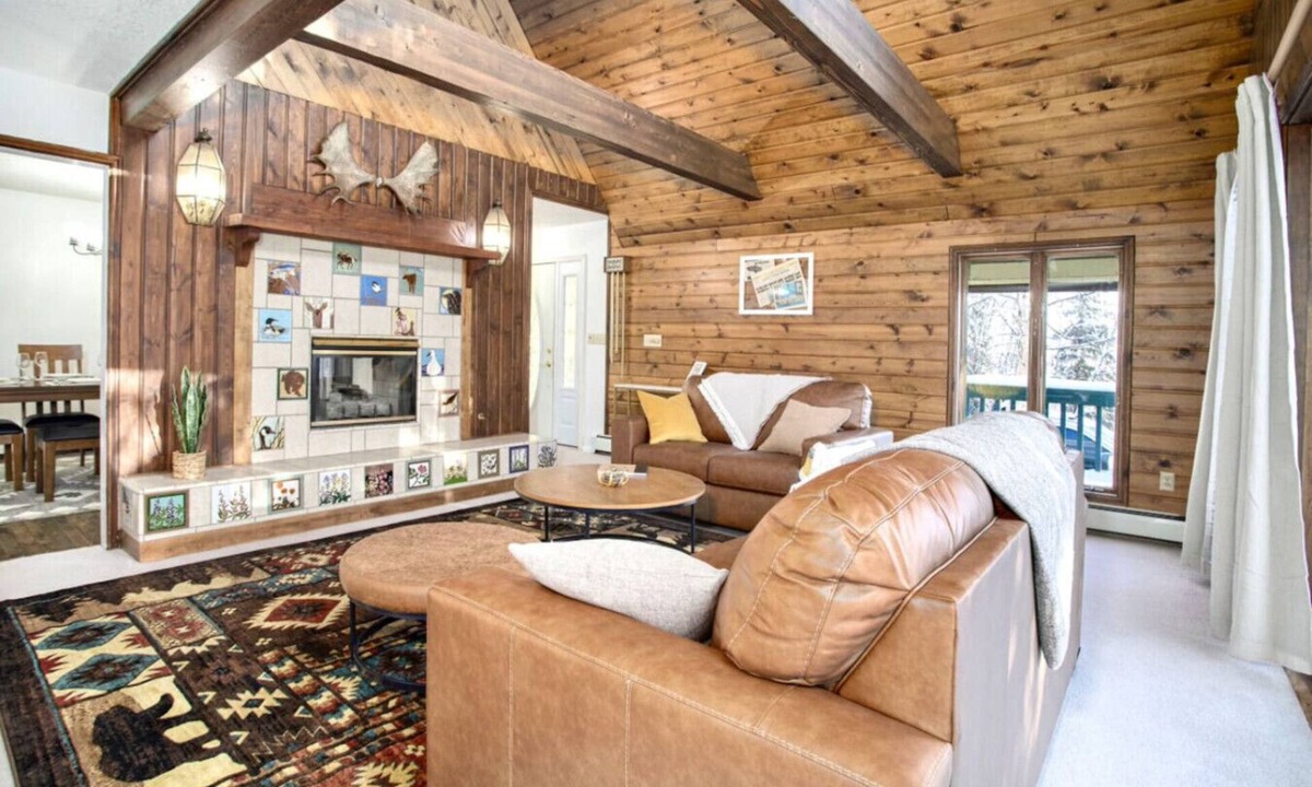 College Cabin | NEW! Rustic Cozy Moose Chateau 4b3b Center Located