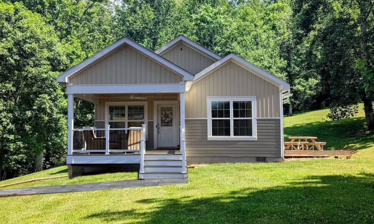 Court House House | New! Salamander Hill Cottage by Buffalo Mtn Getaway