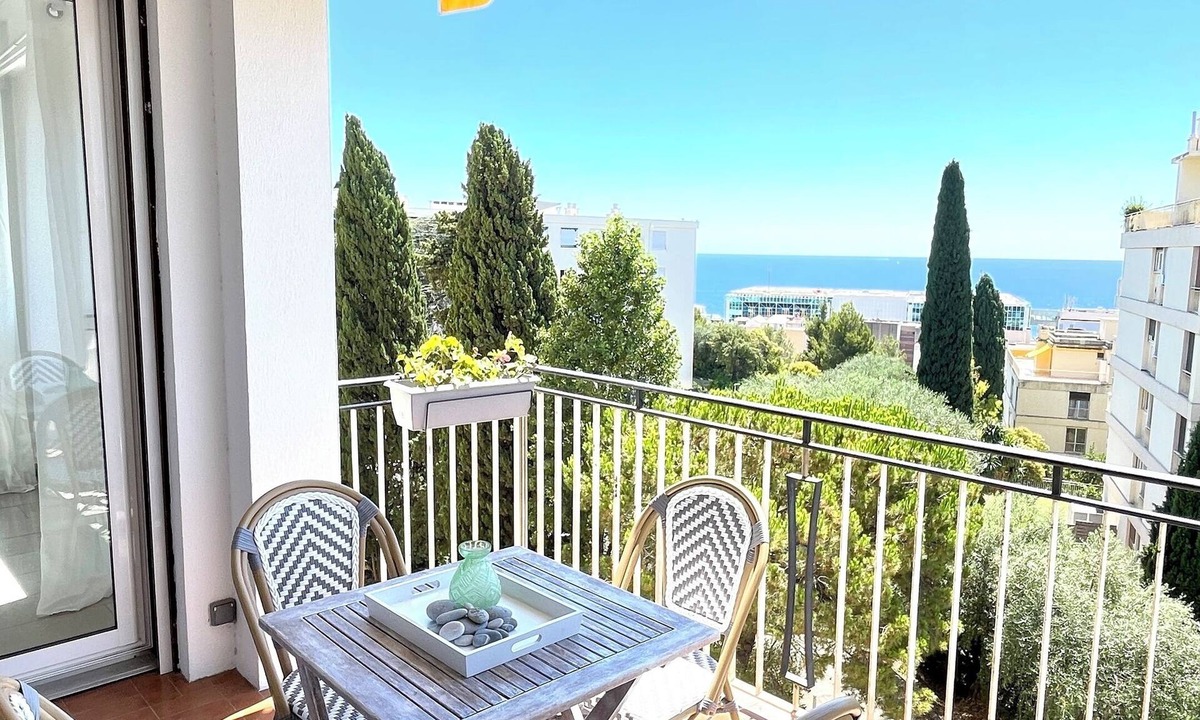La Madeleine Apartment | NEW SEA VIEW FLAT just 5m FROM THE BEACH & AIRPORT TRAMWAY.