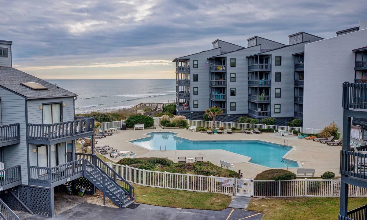 McCutcheon Field House | *NEW* Second Row 3 Bedroom with a pool and incredible views. *FLEXIBLE*