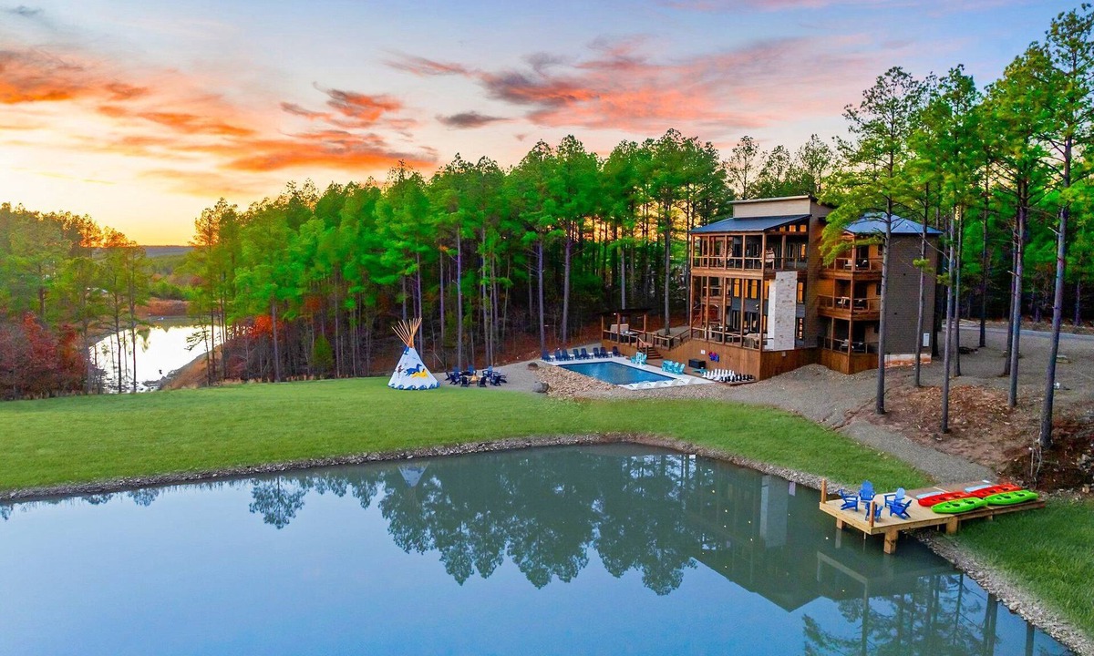 Pickens Cabin | New-Sleeps 30-Pool-Pond-Kayaks-Golf-Spa-BBall-Poker-Ping Pong-Skeeball-ATVs